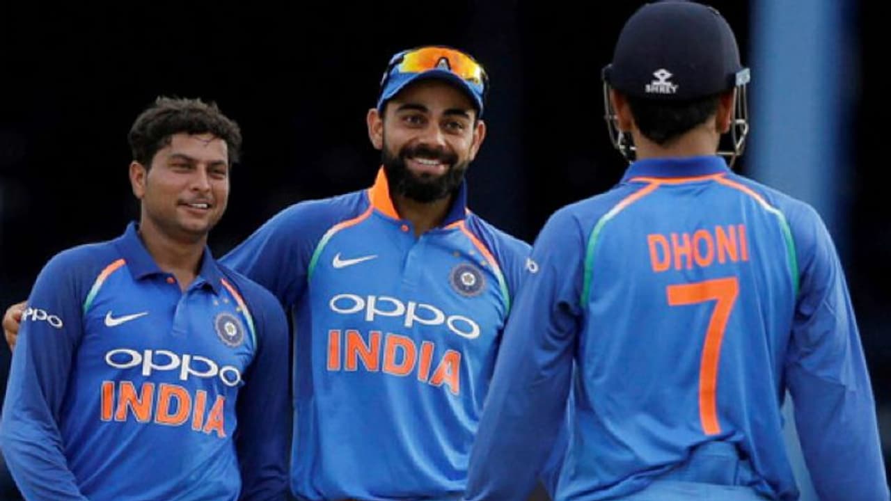 ధోని, కోహ్లీల మధ్య తేడా అదే...బౌలర్లంతా ధోని వైపే: కుల్దీప్ యాదవ్ ధోని, కోహ్లీల మధ్య తేడా అదే...బౌలర్లంతా ధోని వైపే: కుల్దీప్ యాదవ్