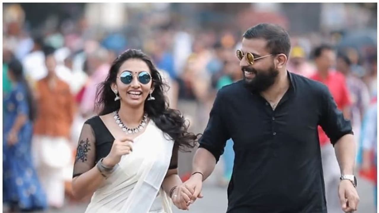 പൂരവും സേവ് ദി ഡേറ്റും തമ്മിലെന്താണ് ബന്ധമെന്ന് ചോദിച്ചാല് ഇതാണ് കാര്യം; വീഡിയോ പൂരവും സേവ് ദി ഡേറ്റും തമ്മിലെന്താണ് ബന്ധമെന്ന് ചോദിച്ചാല് ഇതാണ് കാര്യം; വീഡിയോ