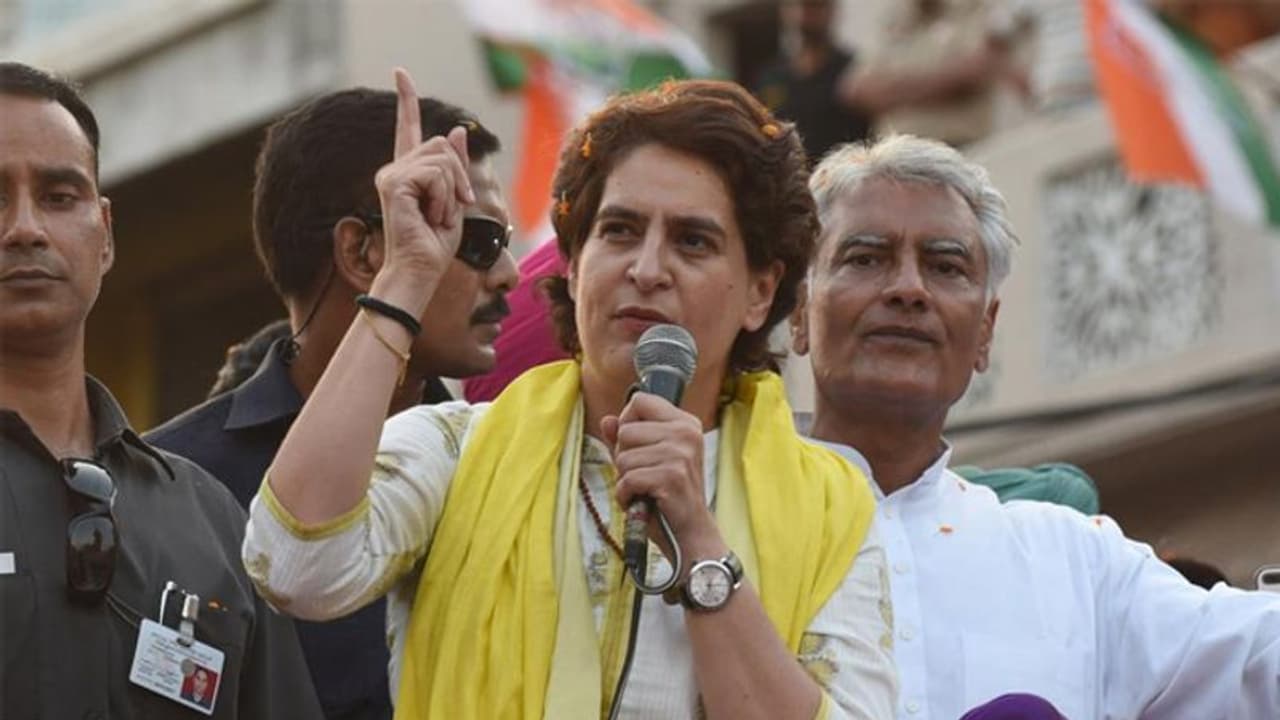 സർപ്രൈസ് ഇത്തവണ പഞ്ചാബിൽ; പ്രിയങ്ക ഗാന്ധിയുടെ വാക്കുകൾ കേട്ട് അമ്പരന്ന് ജനങ്ങൾ സർപ്രൈസ് ഇത്തവണ പഞ്ചാബിൽ; പ്രിയങ്ക ഗാന്ധിയുടെ വാക്കുകൾ കേട്ട് അമ്പരന്ന് ജനങ്ങൾ