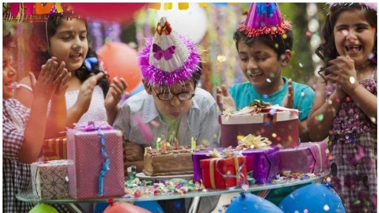 പബ്ജിക്ക് പിന്നാലെ സൂറത്തില് പൊതുസ്ഥലങ്ങളിലെ ജന്മദിനാഘോഷം നിരോധിച്ച് പൊലീസ് പബ്ജിക്ക് പിന്നാലെ സൂറത്തില് പൊതുസ്ഥലങ്ങളിലെ ജന്മദിനാഘോഷം നിരോധിച്ച് പൊലീസ്