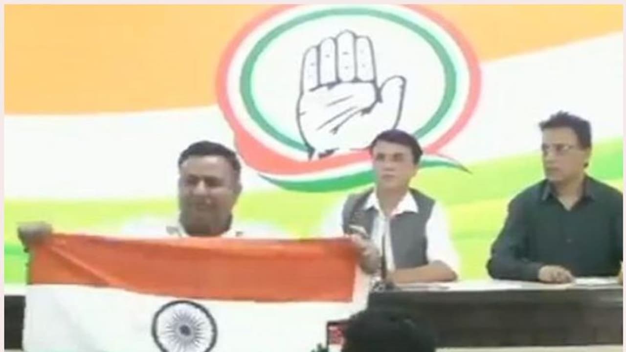 യോഗി ആദിത്യനാഥിനെ അജയ് സിംഗ് എന്ന് വിളിക്കരുത്: കോൺഗ്രസ് വാർത്താ സമ്മേളനത്തിൽ നാടകീയ പ്രതിഷേധം യോഗി ആദിത്യനാഥിനെ അജയ് സിംഗ് എന്ന് വിളിക്കരുത്: കോൺഗ്രസ് വാർത്താ സമ്മേളനത്തിൽ നാടകീയ പ്രതിഷേധം