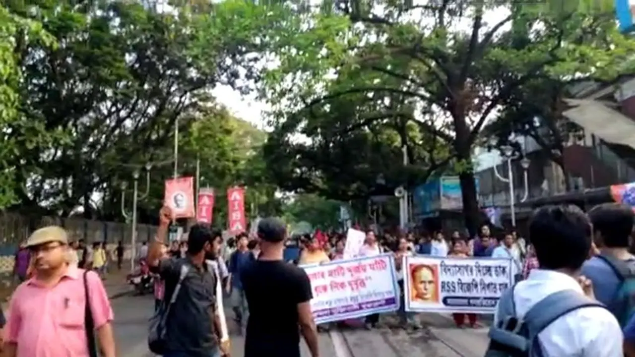 মূর্তিভাঙার প্রতিবাদে বিক্ষুব্ধদের মিছিল, লাঠি চালাল মমতারই পুলিশ! মূর্তিভাঙার প্রতিবাদে বিক্ষুব্ধদের মিছিল, লাঠি চালাল মমতারই পুলিশ!