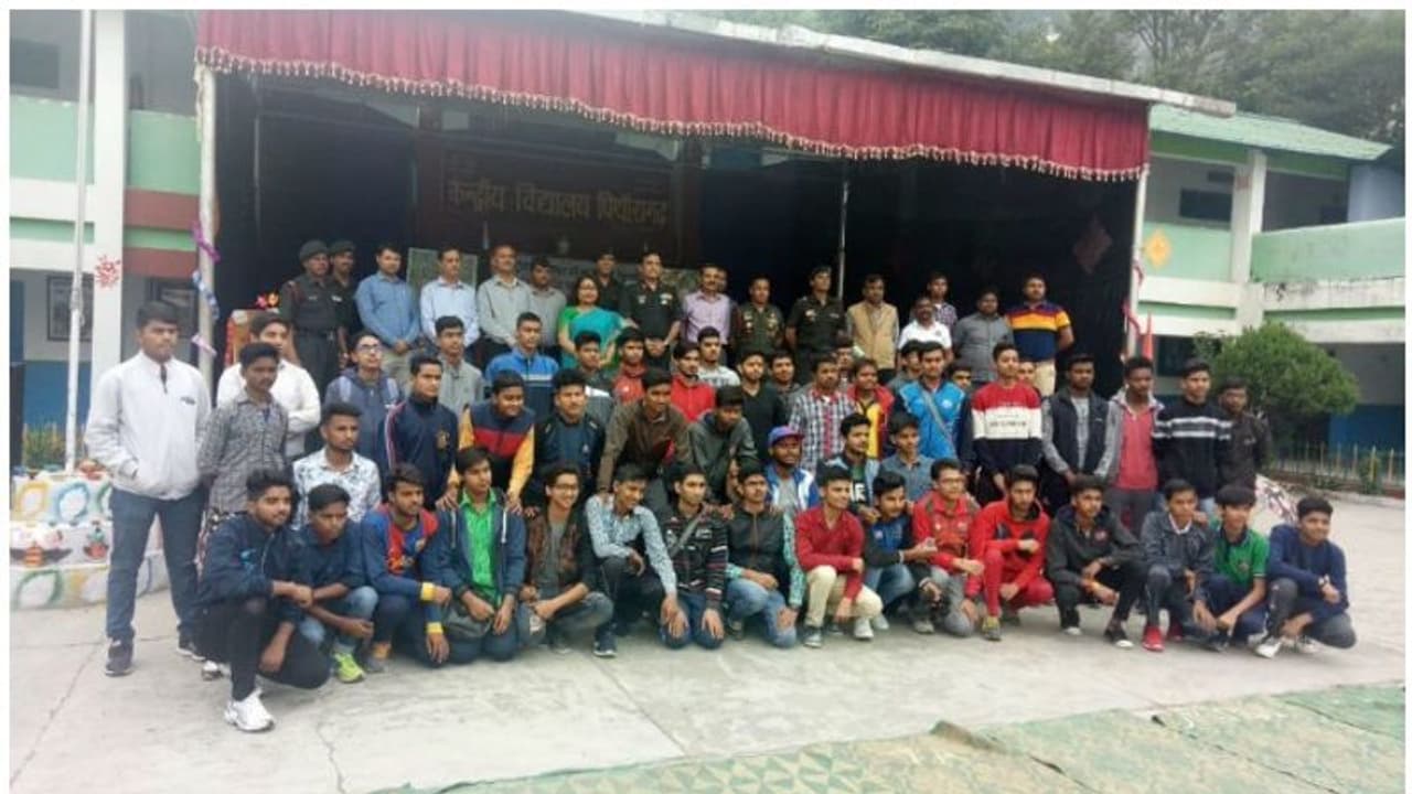 കേന്ദ്രീയ വിദ്യാലയങ്ങളിലെ കുട്ടികള്ക്കായി അതിര്ത്തിയിലേക്ക് ടൂര് ഒരുക്കി ഇന്ത്യന് ആര്മി കേന്ദ്രീയ വിദ്യാലയങ്ങളിലെ കുട്ടികള്ക്കായി അതിര്ത്തിയിലേക്ക് ടൂര് ഒരുക്കി ഇന്ത്യന് ആര്മി