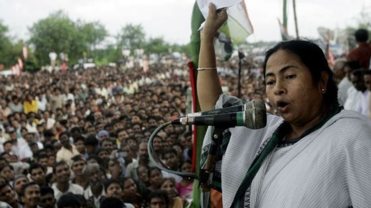 'തെരഞ്ഞെടുപ്പ് കമ്മീഷനില് ആര്എസ്എസിന്റെ ആളുകള്': കമ്മീഷനെതിരെ ആഞ്ഞടിച്ച് മമത 'തെരഞ്ഞെടുപ്പ് കമ്മീഷനില് ആര്എസ്എസിന്റെ ആളുകള്': കമ്മീഷനെതിരെ ആഞ്ഞടിച്ച് മമത