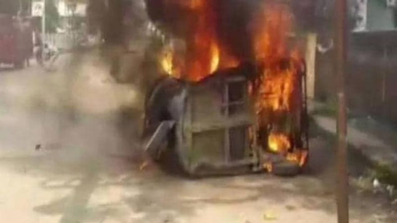 കലാപത്തിനിടെ കർഫ്യു ഭേദിച്ച് പൂർണ്ണ ഗർഭിണിയെ ആശുപത്രിയിലെത്തിച്ചു; ജീവൻ പണയം വച്ച ഓട്ടോക്കാരനാണ് ഹീറോ കലാപത്തിനിടെ കർഫ്യു ഭേദിച്ച് പൂർണ്ണ ഗർഭിണിയെ ആശുപത്രിയിലെത്തിച്ചു; ജീവൻ പണയം വച്ച ഓട്ടോക്കാരനാണ് ഹീറോ