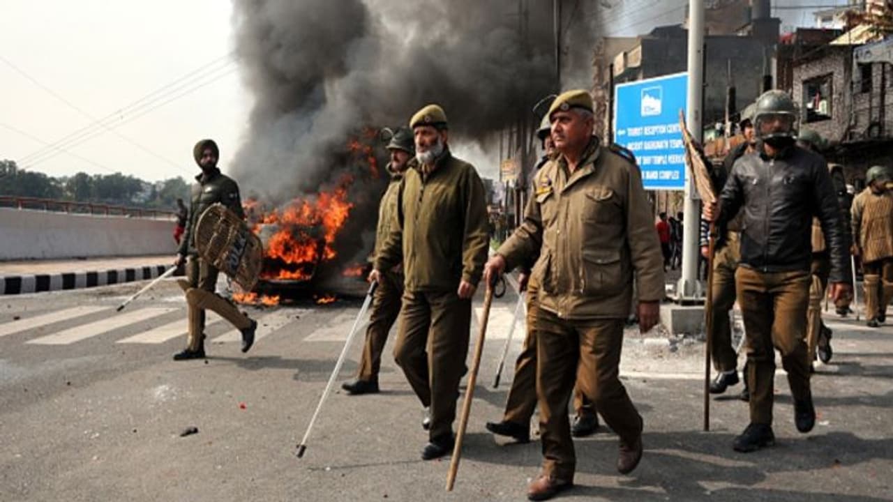 ফের রক্তাক্ত পুলওয়ামা, চলছে সেনা জঙ্গির গুলির লড়াই ফের রক্তাক্ত পুলওয়ামা, চলছে সেনা জঙ্গির গুলির লড়াই