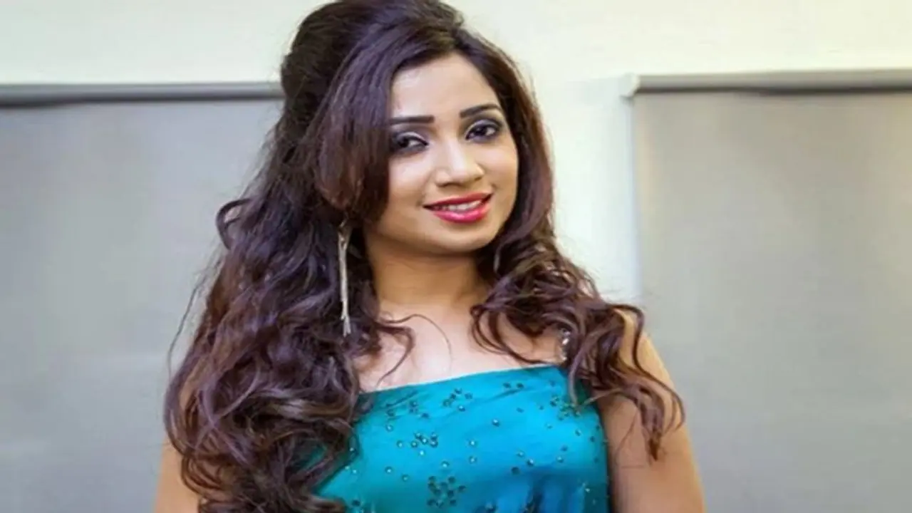 சிங்கப்பூர் ஏர்லைன்ஸின் மானத்தை வாங்கிய பிரபல பாடகி... சிங்கப்பூர் ஏர்லைன்ஸின் மானத்தை வாங்கிய பிரபல பாடகி...