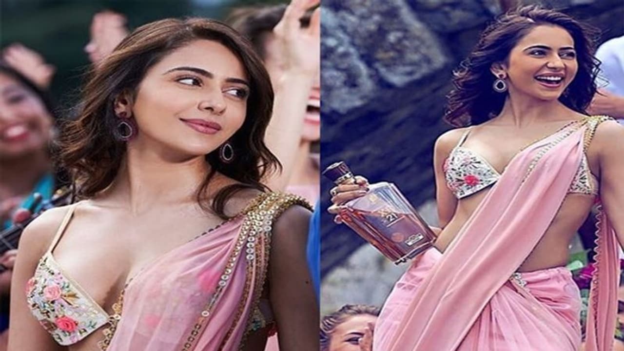 మందు బాటిల్ తో రెచ్చిపోయిన హీరోయిన్.. ఊహించని షాక్! మందు బాటిల్ తో రెచ్చిపోయిన హీరోయిన్.. ఊహించని షాక్!