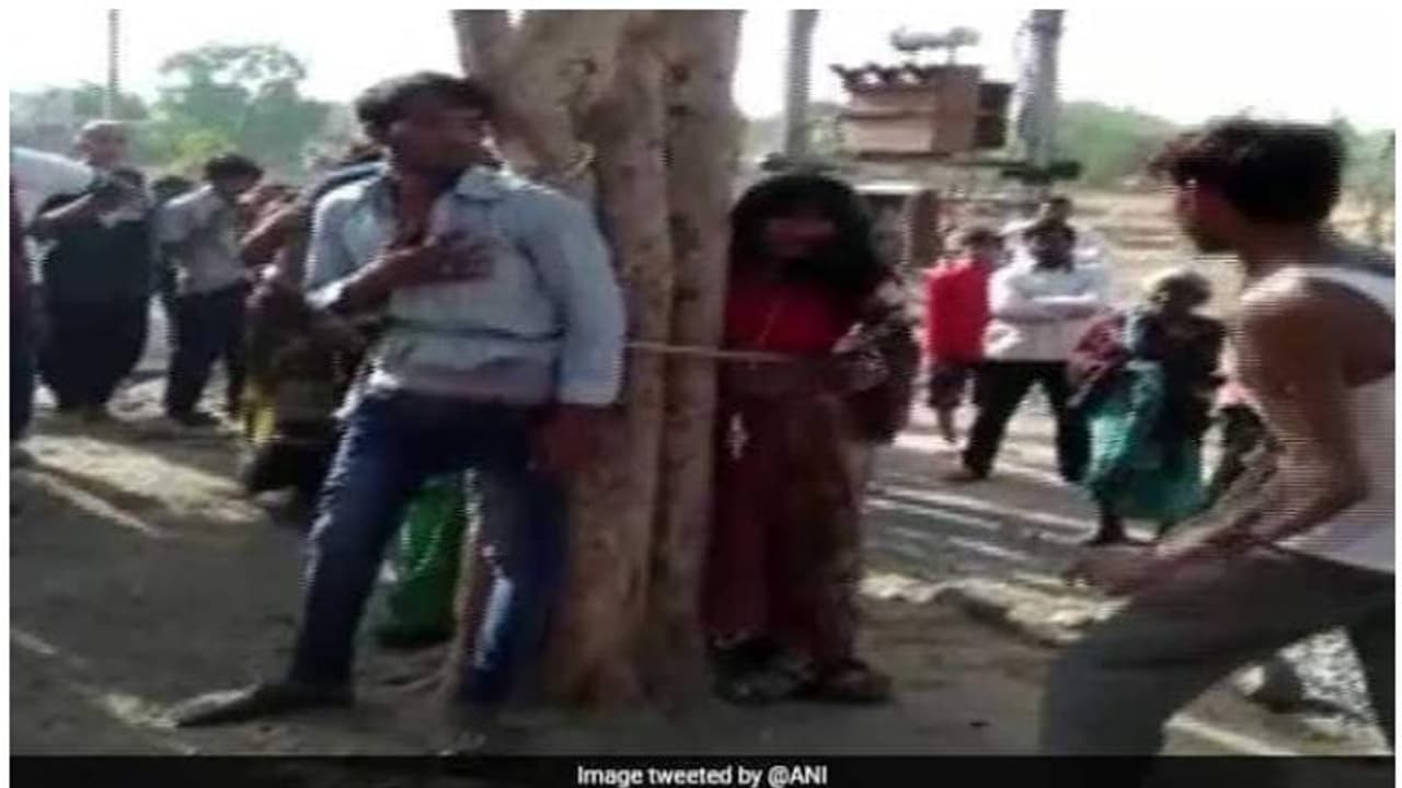 ഭാര്യ ഒളിച്ചോടി; കാമുകനെ മരത്തില് കെട്ടിയിട്ട് തല്ലിച്ചതച്ച് ഭര്ത്താവ് ഭാര്യ ഒളിച്ചോടി; കാമുകനെ മരത്തില് കെട്ടിയിട്ട് തല്ലിച്ചതച്ച് ഭര്ത്താവ്