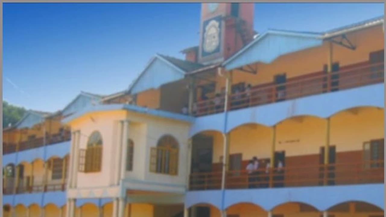 ടി സി നല്കാൻ ഒരു ലക്ഷം രൂപ ആവശ്യപ്പെട്ട സംഭവം; പ്രതിഷേധവുമായി രക്ഷിതാക്കള് ടി സി നല്കാൻ ഒരു ലക്ഷം രൂപ ആവശ്യപ്പെട്ട സംഭവം; പ്രതിഷേധവുമായി രക്ഷിതാക്കള്