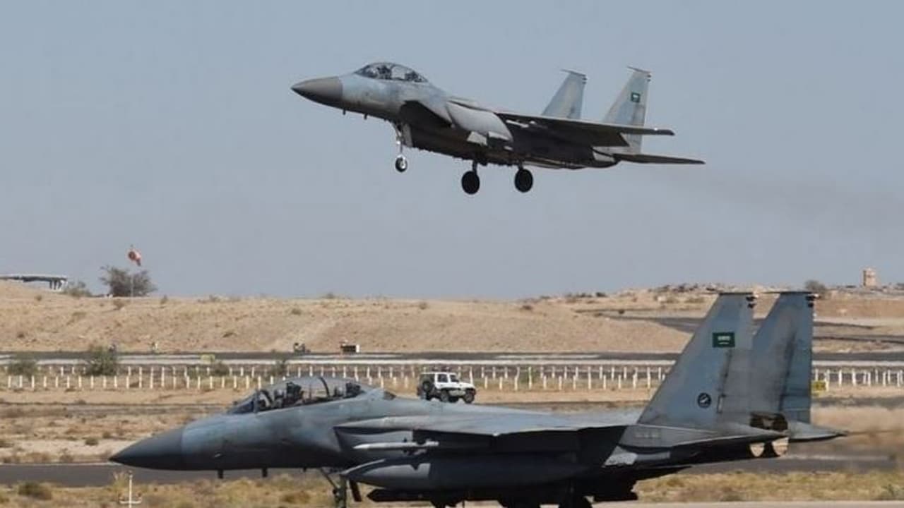 യെമനില് അറബ് സഖ്യസേന ആക്രമണം വ്യോമാക്രമണം ശക്തമാക്കി യെമനില് അറബ് സഖ്യസേന ആക്രമണം വ്യോമാക്രമണം ശക്തമാക്കി