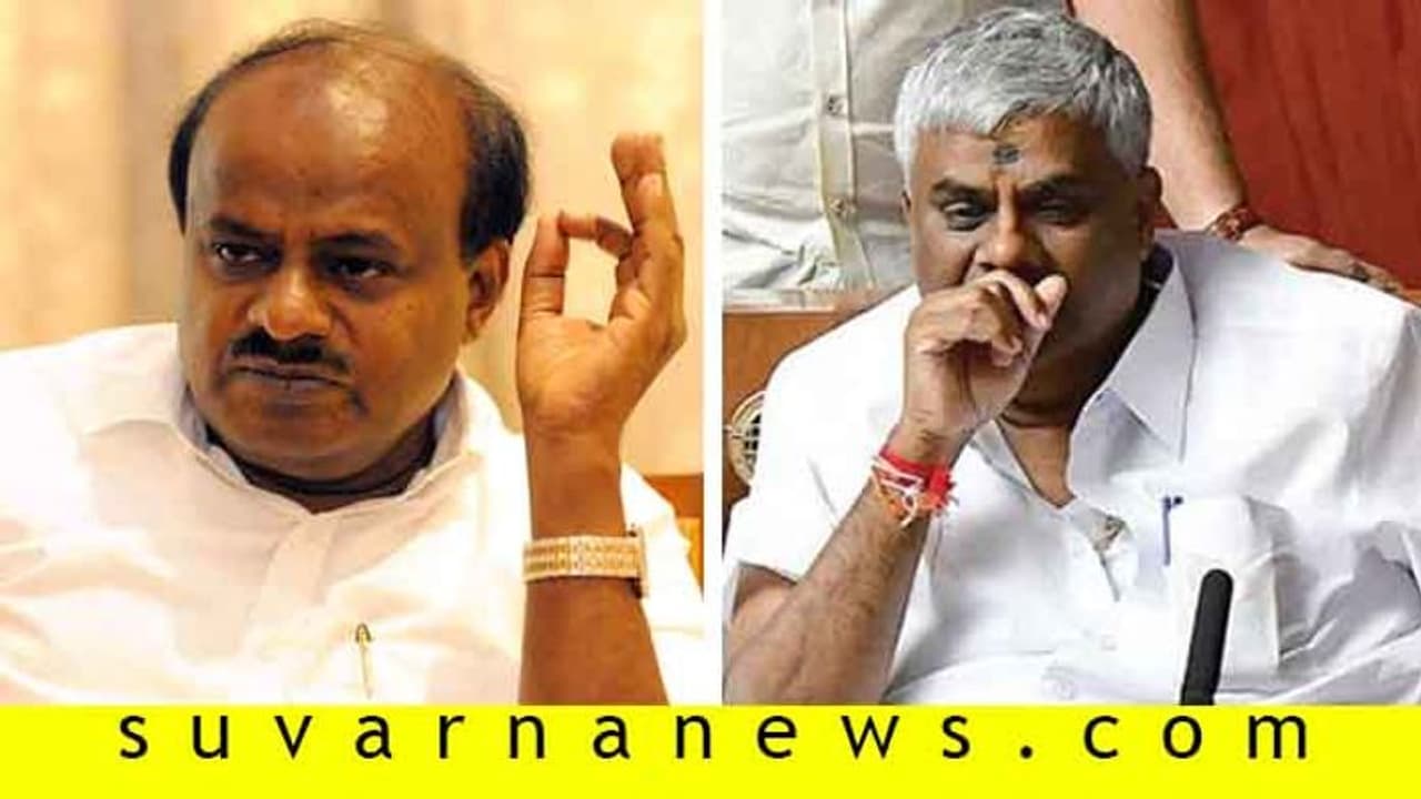 ಸಿಎಂ ಕಾರು ಅಡ್ಡಹಾಕಿ ಪ್ರಸಾದ ಕೊಟ್ಟ ರೇವಣ್ಣ! ಸಿಎಂ ಕಾರು ಅಡ್ಡಹಾಕಿ ಪ್ರಸಾದ ಕೊಟ್ಟ ರೇವಣ್ಣ!