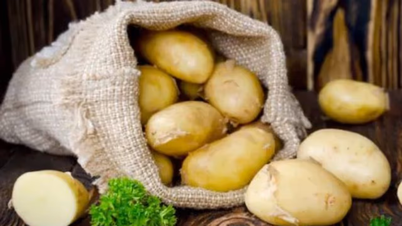 മുഖത്തെ പാടുകള്‍ മാറ്റും; ഉരുളക്കിഴങ്ങ് കൊണ്ട് സൗന്ദര്യം സംരക്ഷിക്കാനുളള 5 വഴികള്‍...