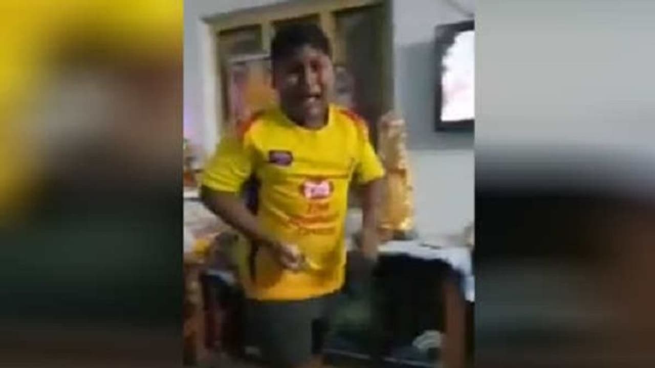 தோனி மேல அம்புட்டு பாசம் ! அதுதான் அப்படிப் பேசிட்டேன் … மன்னிப்புக் கேட்ட சிறுவன் !! தோனி மேல அம்புட்டு பாசம் ! அதுதான் அப்படிப் பேசிட்டேன் … மன்னிப்புக் கேட்ட சிறுவன் !!