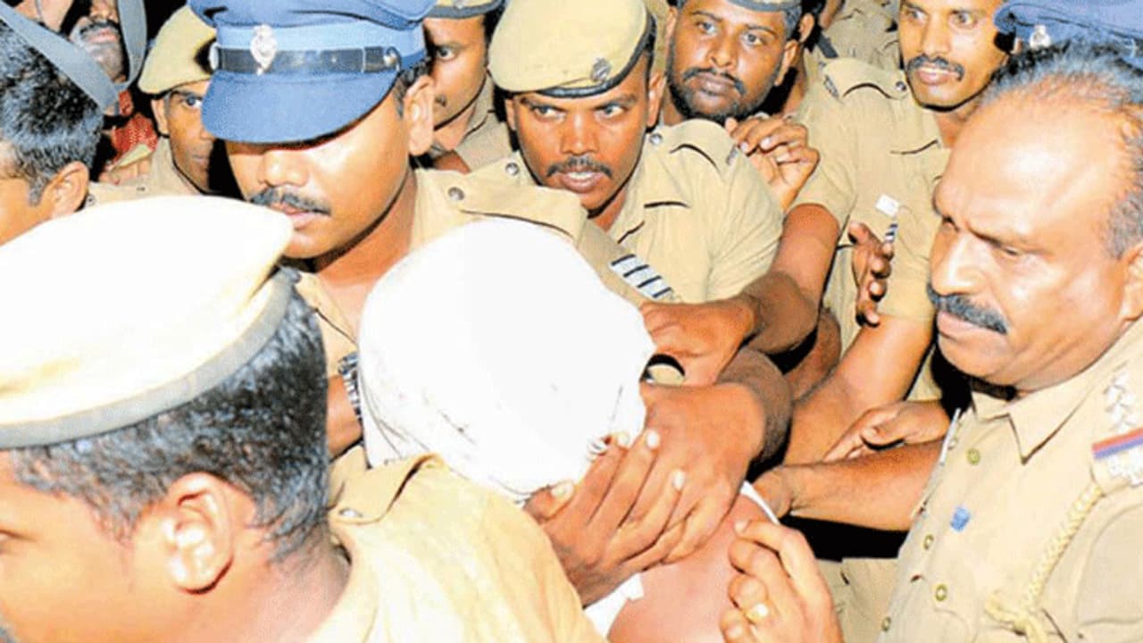 கமல் பிரச்சார கூட்டத்தில் செருப்பு, முட்டை வீச்சு... பாஜக நிர்வாகி மீது 5 பிரிவுகளின் கீழ் வழக்கு..! கமல் பிரச்சார கூட்டத்தில் செருப்பு, முட்டை வீச்சு... பாஜக நிர்வாகி மீது 5 பிரிவுகளின் கீழ் வழக்கு..!