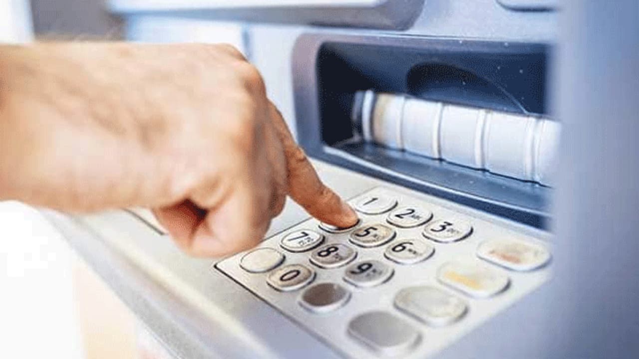 എടിഎം ഉപയോഗത്തിന് സര്വീസ് ചാര്ജ്: വിഷയത്തില് റിസര്വ് ബാങ്ക് ഇടപെടുന്നു എടിഎം ഉപയോഗത്തിന് സര്വീസ് ചാര്ജ്: വിഷയത്തില് റിസര്വ് ബാങ്ക് ഇടപെടുന്നു