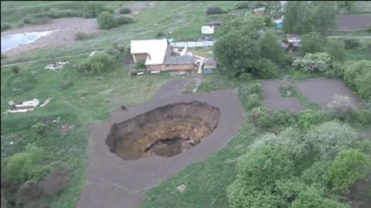 ಇಡೀ ಉದ್ಯಾನವನ ನುಂಗಿದ ಬೃಹತ್ ಹೊಂಡ: ಭಯಭೀತರಾದ ಗ್ರಾಮಸ್ಥರು! ಇಡೀ ಉದ್ಯಾನವನ ನುಂಗಿದ ಬೃಹತ್ ಹೊಂಡ: ಭಯಭೀತರಾದ ಗ್ರಾಮಸ್ಥರು!