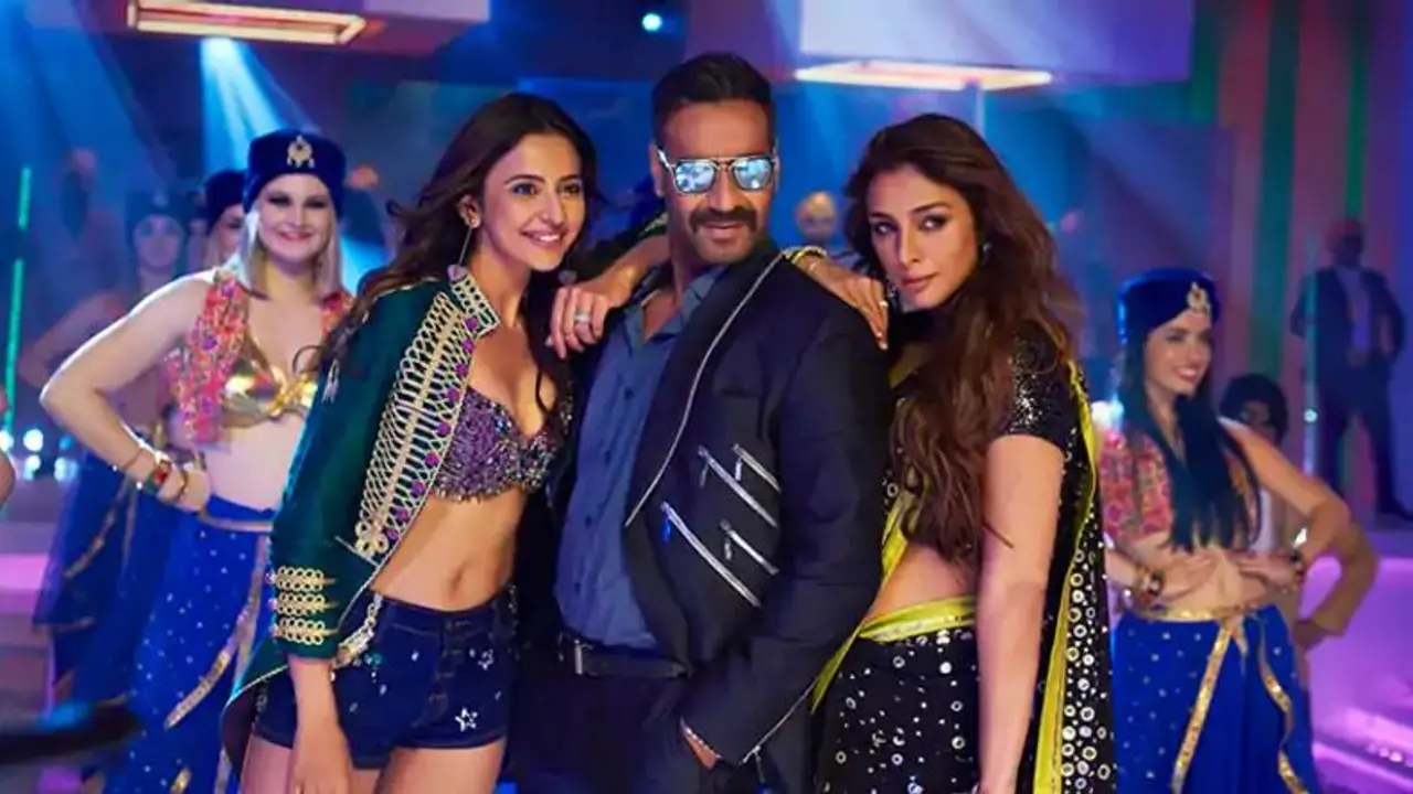 De De Pyaar De Movie Review: Fans give thumbs up, say it’s a must watch