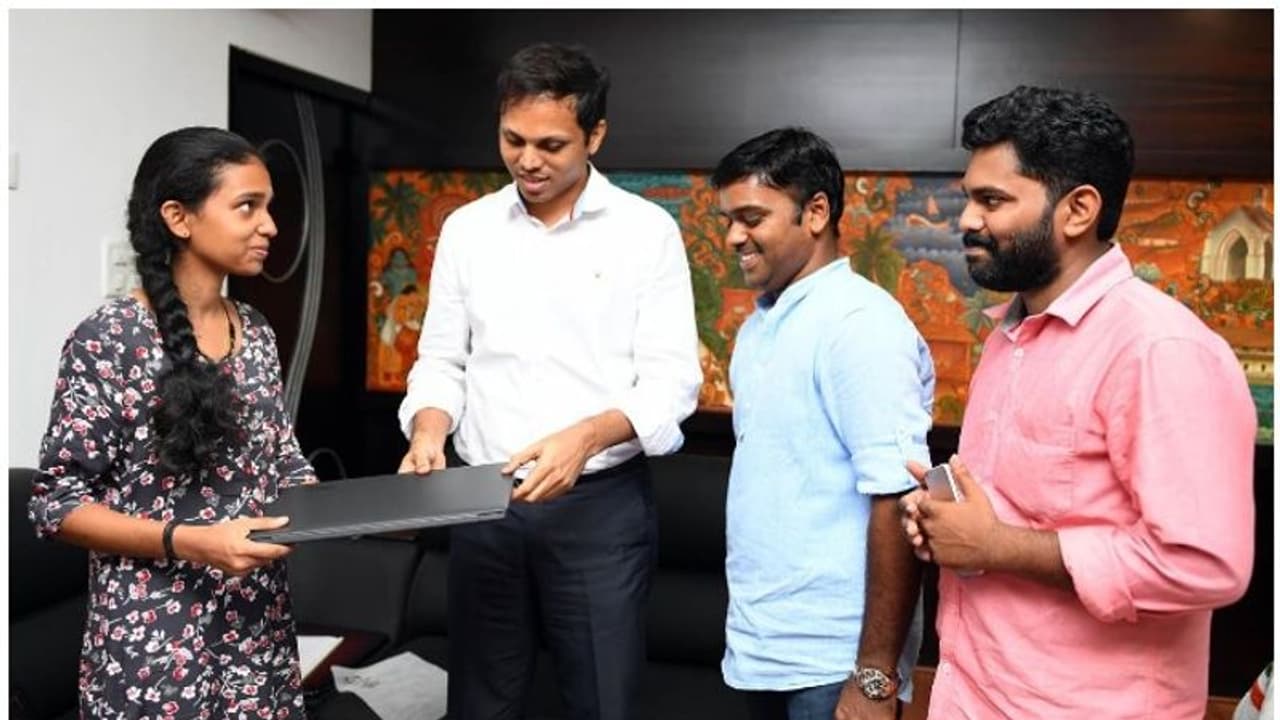 കലക്ടര് വാക്ക് പാലിച്ചു; ആര്യയ്ക്ക് പഠനത്തിന് ലാപ്ടോപ്പ് കലക്ടര് വാക്ക് പാലിച്ചു; ആര്യയ്ക്ക് പഠനത്തിന് ലാപ്ടോപ്പ്