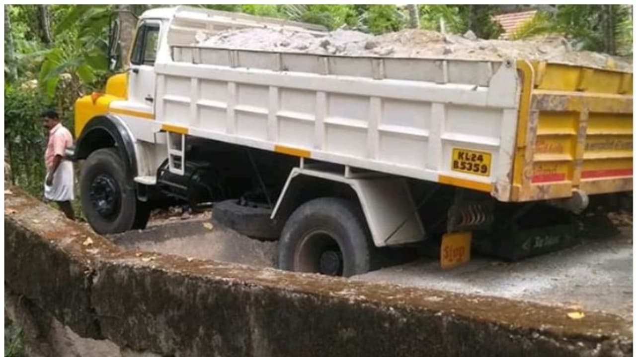 40 വര്ഷം പഴക്കമുള്ള പാലത്തില് ഒരു ലോറി കയറിയാല് ...? 40 വര്ഷം പഴക്കമുള്ള പാലത്തില് ഒരു ലോറി കയറിയാല് ...?