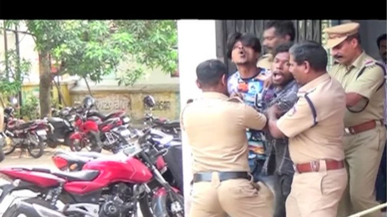 പെരുമ്പാവൂരില് യുവാവിനെ കുത്തിപ്പരിക്കേല്പ്പിച്ച മൂന്ന് പേർ അറസ്റ്റിൽ പെരുമ്പാവൂരില് യുവാവിനെ കുത്തിപ്പരിക്കേല്പ്പിച്ച മൂന്ന് പേർ അറസ്റ്റിൽ
