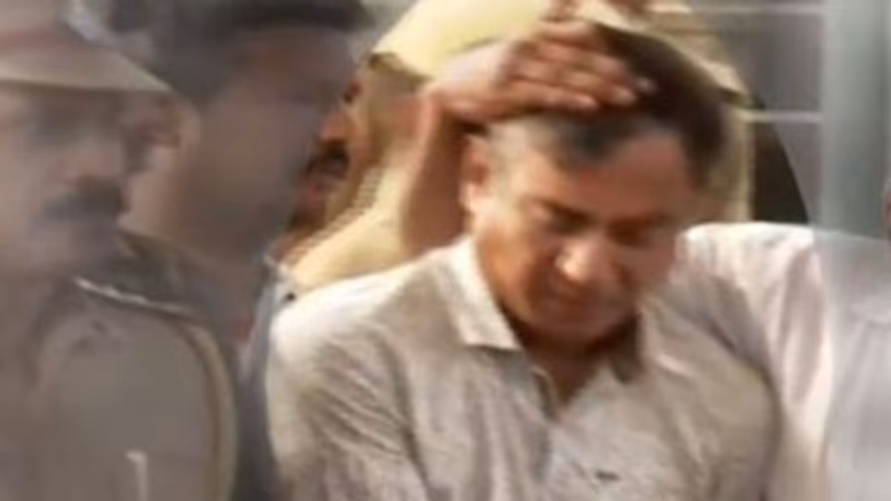 வசமாக சிக்கிய தொழிலதிபர்!! 11 நாடுகளில் கைவரிசை! 4 வருடமாக ரயில்களில் கோடிக்கணக்கில் கொள்ளை... வசமாக சிக்கிய தொழிலதிபர்!! 11 நாடுகளில் கைவரிசை! 4 வருடமாக ரயில்களில் கோடிக்கணக்கில் கொள்ளை...