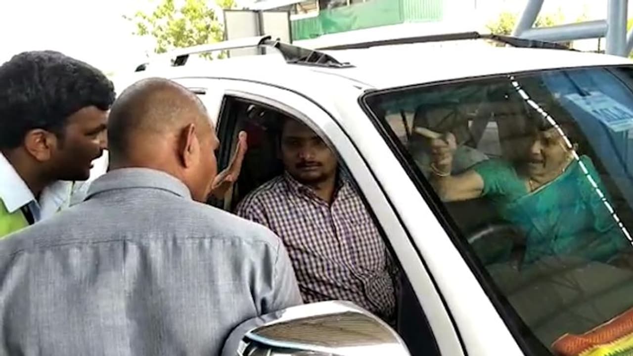 ಕೇವಲ 56 ರೂ. ಟೋಲ್ಗಾಗಿ ರಂಪಾಟ ಮಾಡಿದ ಮಿನಿಸ್ಟರ್ ಹೆಂಡ್ತಿ! ಕೇವಲ 56 ರೂ. ಟೋಲ್ಗಾಗಿ ರಂಪಾಟ ಮಾಡಿದ ಮಿನಿಸ್ಟರ್ ಹೆಂಡ್ತಿ!