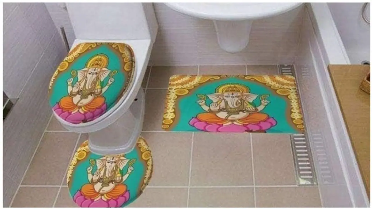 ಶೌಚಗ್ರಹದ ಮ್ಯಾಟ್ ಮೇಲೆ ಗಣೇಶ: ಅಮೆಜಾನ್ ವಿರುದ್ಧ ಎಫ್ಐಆರ್! ಶೌಚಗ್ರಹದ ಮ್ಯಾಟ್ ಮೇಲೆ ಗಣೇಶ: ಅಮೆಜಾನ್ ವಿರುದ್ಧ ಎಫ್ಐಆರ್!