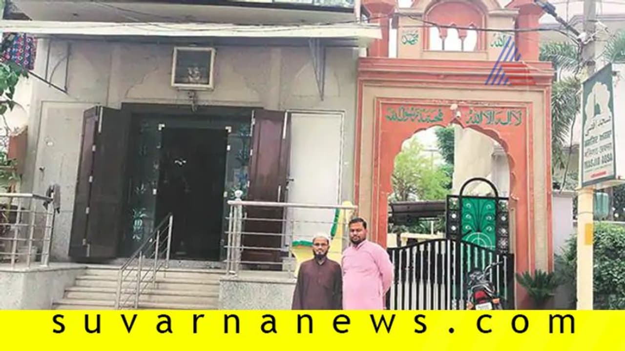 9 ಅಡಿ ಗೋಡೆಯಲ್ಲಿ ದೇಶದ ಸಾಮರಸ್ಯ: ಮಂದಿರ, ಮಸೀದಿಯ ಕತೆಯೇ ಸ್ವಾರಸ್ಯ! 9 ಅಡಿ ಗೋಡೆಯಲ್ಲಿ ದೇಶದ ಸಾಮರಸ್ಯ: ಮಂದಿರ, ಮಸೀದಿಯ ಕತೆಯೇ ಸ್ವಾರಸ್ಯ!