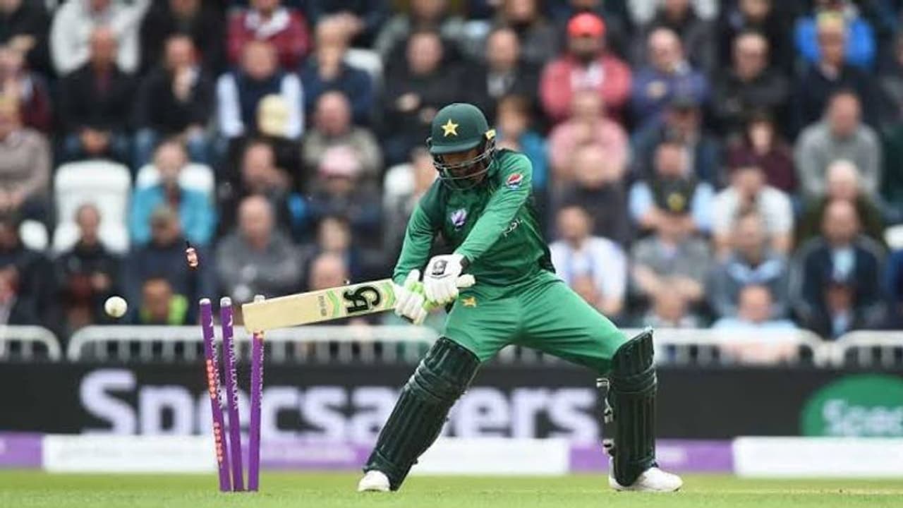 ಲೇಟ್ ಕಟ್ ಬಾಲ್ ಬದಲು ವಿಕೆಟ್‍‌ಗೆ ಹೊಡೆದ ಶೋಯಿಬ್ ಮಲಿಕ್!