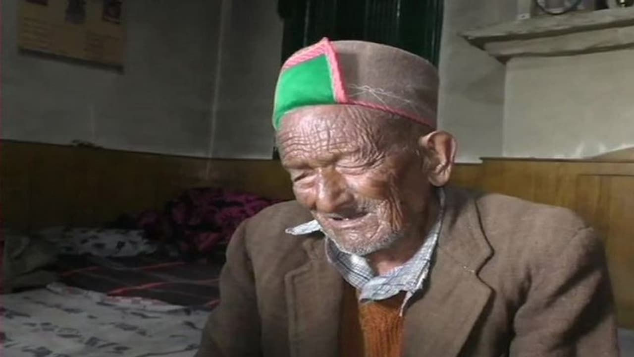 1951ರಿಂದ ಇವರು ವೋಟ್ ಮಿಸ್ ಮಾಡಿಲ್ಲ! 1951ರಿಂದ ಇವರು ವೋಟ್ ಮಿಸ್ ಮಾಡಿಲ್ಲ!