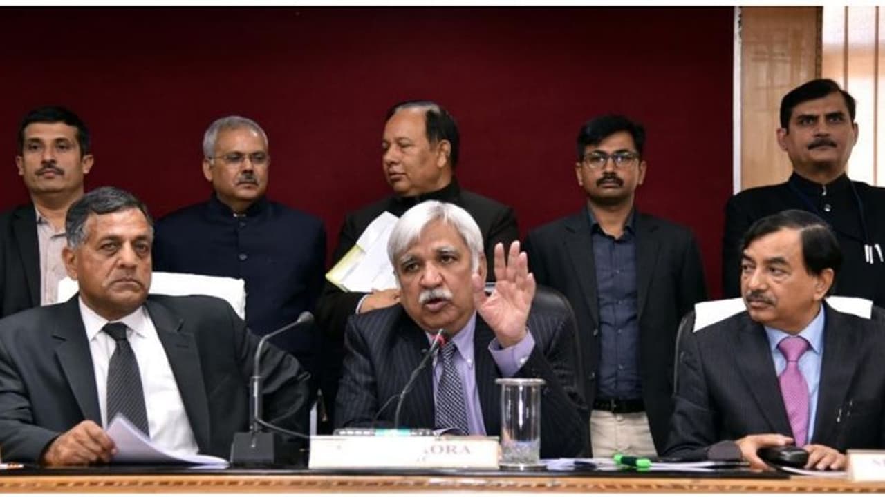 തെരഞ്ഞെടുപ്പ് കമ്മീഷനിലെ ഉൾപ്പോര് ; ഭിന്നതകൾ പരിഹരിക്കാൻ ഇന്ന് യോഗം തെരഞ്ഞെടുപ്പ് കമ്മീഷനിലെ ഉൾപ്പോര് ; ഭിന്നതകൾ പരിഹരിക്കാൻ ഇന്ന് യോഗം