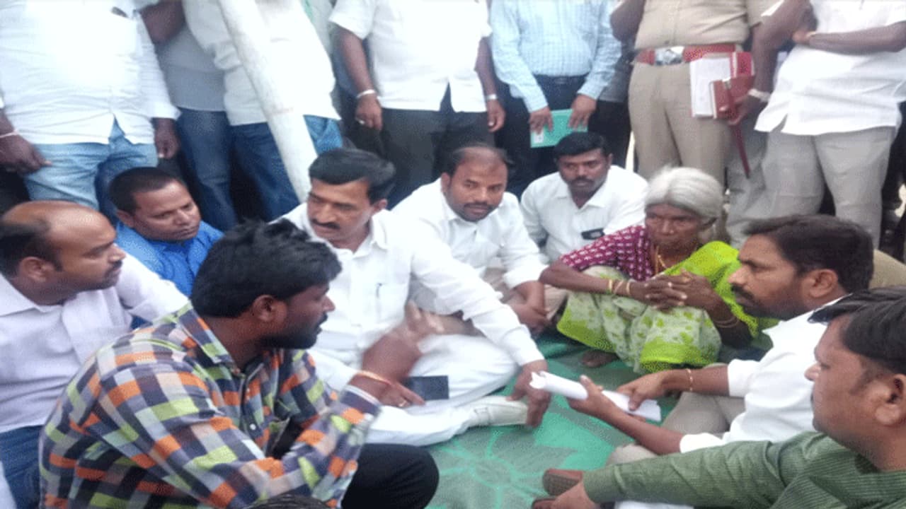 అత్యాచార బాధితురాలి కుటుంబానికి పరామర్శ అత్యాచార బాధితురాలి కుటుంబానికి పరామర్శ