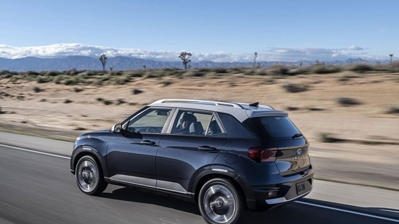 എതിരാളികളെ മലര്ത്തിയടിച്ച് വെന്യൂ കുതിക്കുന്നു എതിരാളികളെ മലര്ത്തിയടിച്ച് വെന്യൂ കുതിക്കുന്നു