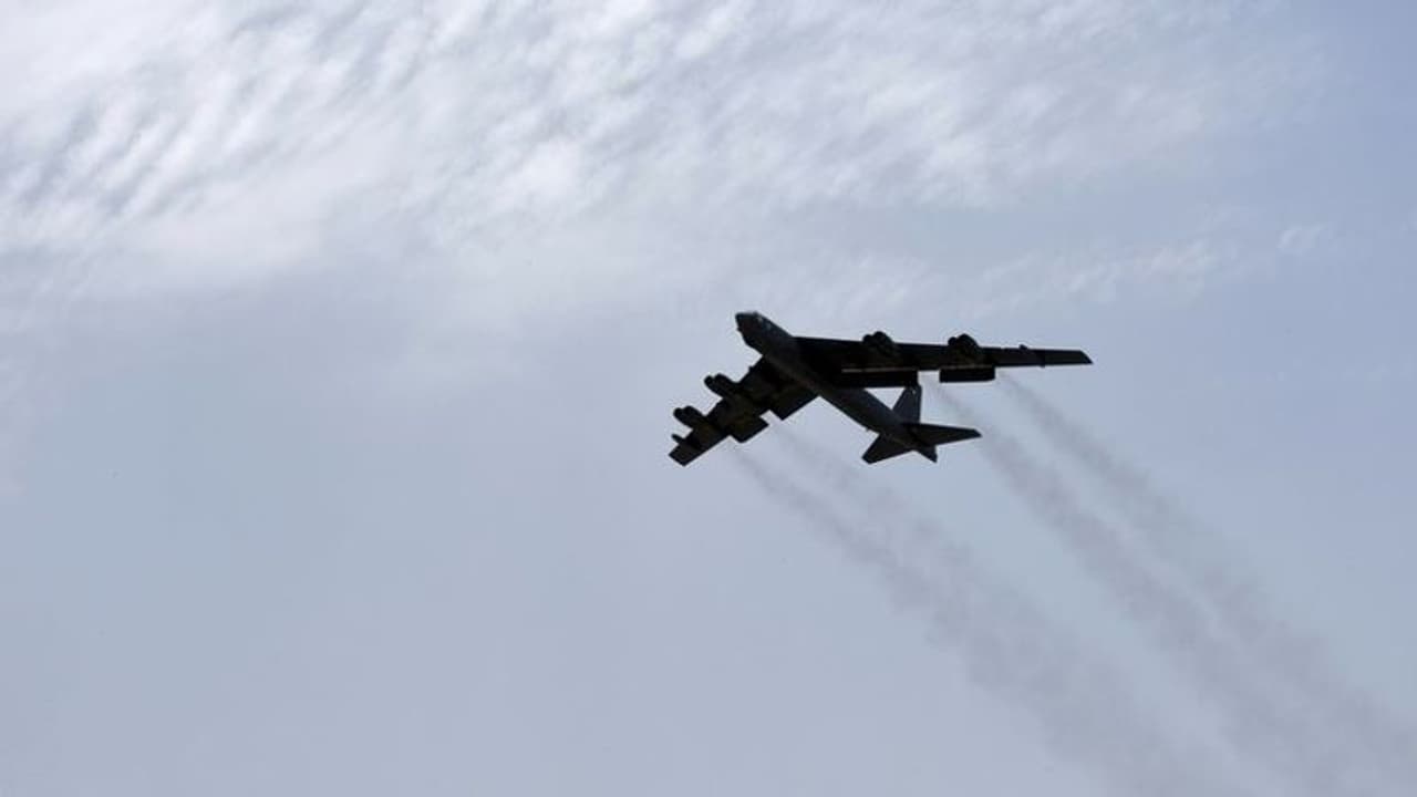 ശുദ്ധവായുവിനായി യുവതി വിമാനത്തിന്റെ എമര്ജന്സി വാതില് തുറന്നു; പിന്നീട് സംഭവിച്ചത് ശുദ്ധവായുവിനായി യുവതി വിമാനത്തിന്റെ എമര്ജന്സി വാതില് തുറന്നു; പിന്നീട് സംഭവിച്ചത്