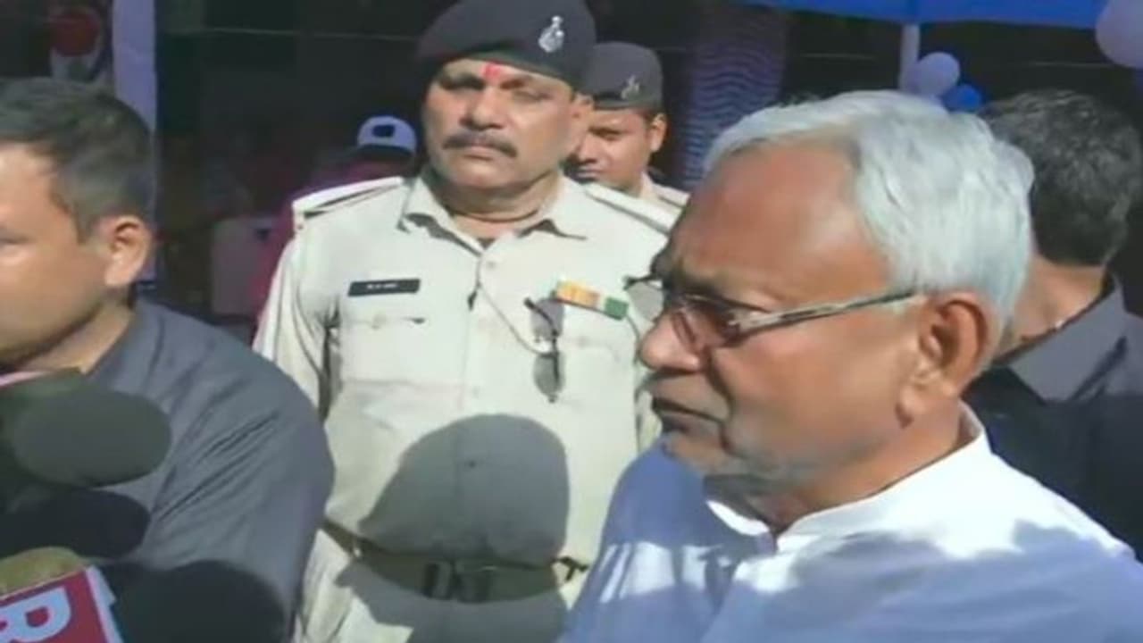 গ্রীষ্মে আর ভোট নয়! গরম এড়াতে নতুন ব্যবস্থা নেবেন নীতিশ কুমার গ্রীষ্মে আর ভোট নয়! গরম এড়াতে নতুন ব্যবস্থা নেবেন নীতিশ কুমার