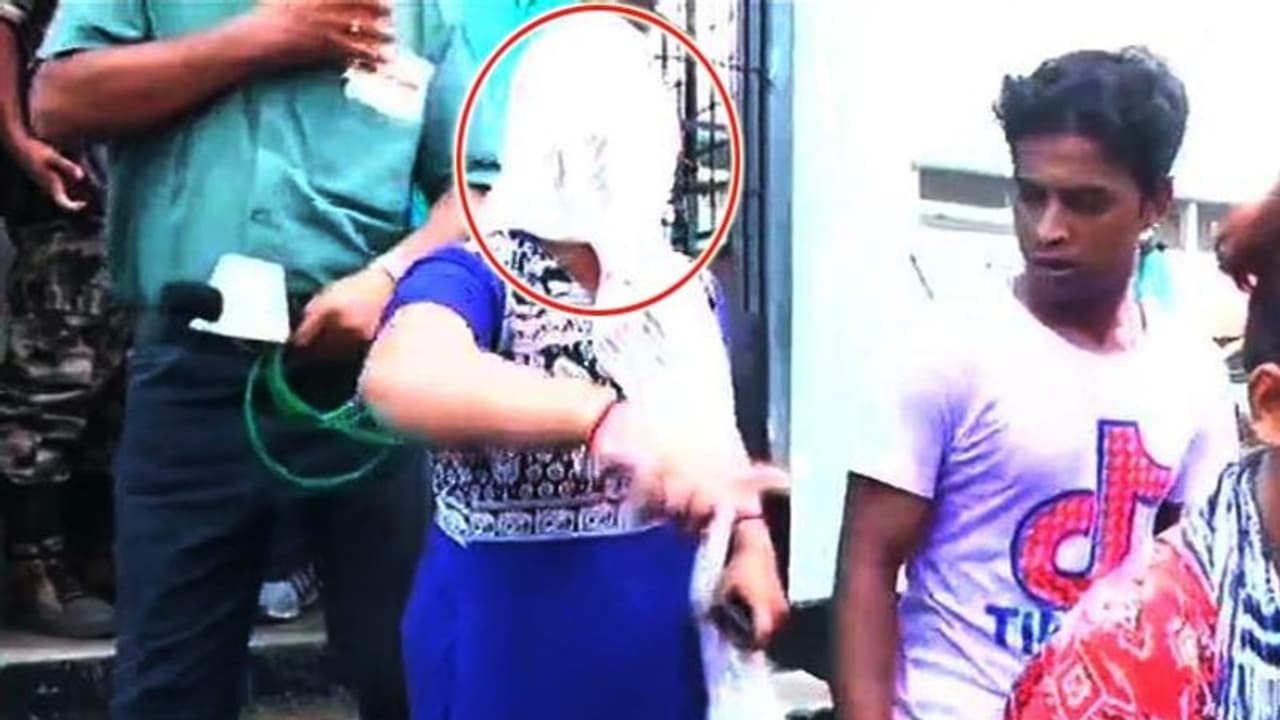 মুখ ঢেকে বার বার ভোট মহিলাদের, অনুপম ধরতেই উল্টে বিক্ষোভ তৃণমূলের মুখ ঢেকে বার বার ভোট মহিলাদের, অনুপম ধরতেই উল্টে বিক্ষোভ তৃণমূলের