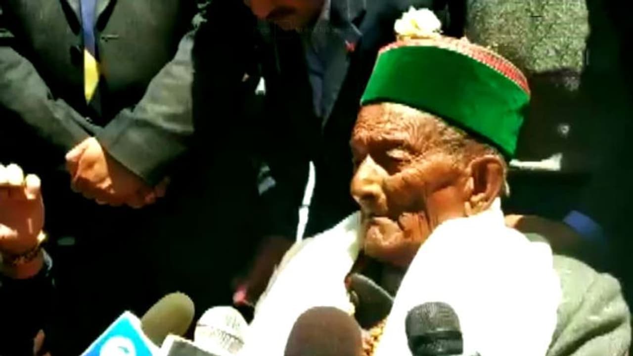 আরও একবার ভোট দিলেন স্বাধীন ভারতের প্রথম ভোটার! এখনও তাজা ১৯৫১ এর স্মৃতি আরও একবার ভোট দিলেন স্বাধীন ভারতের প্রথম ভোটার! এখনও তাজা ১৯৫১ এর স্মৃতি