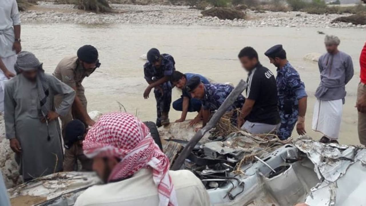 വെള്ളപ്പൊക്കത്തില് കാണാതായ പ്രവാസി കുടുംബത്തിനായി തെരച്ചില് തുടരുന്നു വെള്ളപ്പൊക്കത്തില് കാണാതായ പ്രവാസി കുടുംബത്തിനായി തെരച്ചില് തുടരുന്നു