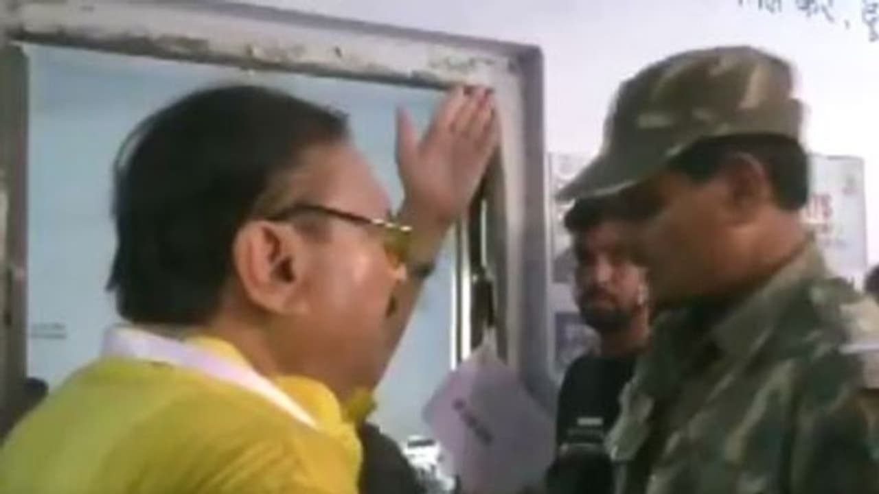 বুথে ঢুকতে বাধা মদন মিত্রকে! কেন্দ্রীয় বাহিনীর সঙ্গে জোর বচসা তৃণমূল নেতার বুথে ঢুকতে বাধা মদন মিত্রকে! কেন্দ্রীয় বাহিনীর সঙ্গে জোর বচসা তৃণমূল নেতার