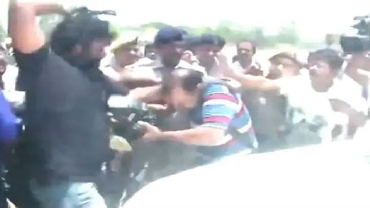 ತೇಜ್ ಬಹಾದ್ದೂರ್ ಭದ್ರತಾ ಸಿಬ್ಬಂದಿಯಿಂದ ಮಾಧ್ಯಮದವರ ಮೇಲೆ ಹಲ್ಲೆ! ತೇಜ್ ಬಹಾದ್ದೂರ್ ಭದ್ರತಾ ಸಿಬ್ಬಂದಿಯಿಂದ ಮಾಧ್ಯಮದವರ ಮೇಲೆ ಹಲ್ಲೆ!