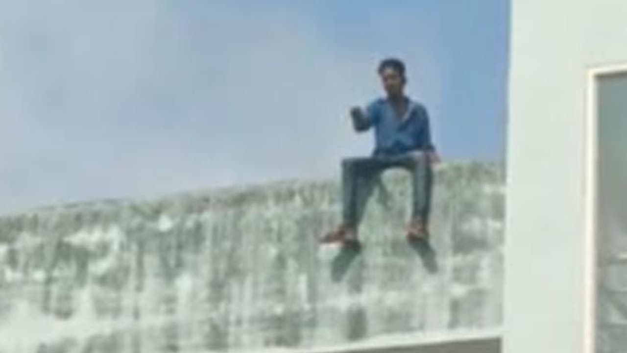 പൊലീസ് ബൈക്ക് പിടികൂടി; മൂന്ന് നില കെട്ടിടത്തിന് മുകളില് കയറി യുവാവിന്റെ ആത്മഹത്യാ ഭീഷണി പൊലീസ് ബൈക്ക് പിടികൂടി; മൂന്ന് നില കെട്ടിടത്തിന് മുകളില് കയറി യുവാവിന്റെ ആത്മഹത്യാ ഭീഷണി