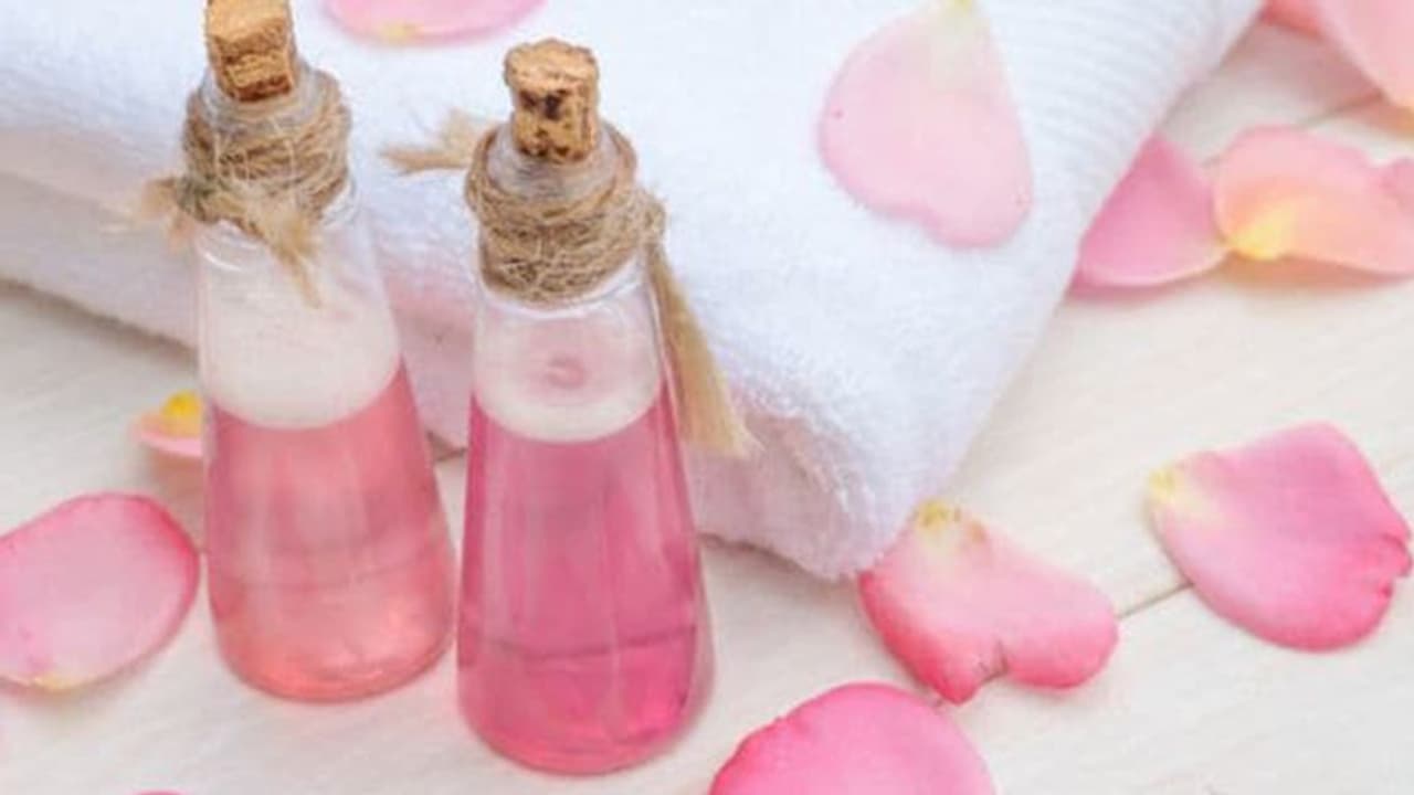 റോസ് വാട്ടർ ഉപയോഗിച്ച് മുഖം കഴുകൂ, ഗുണങ്ങൾ പലതാണ് റോസ് വാട്ടർ ഉപയോഗിച്ച് മുഖം കഴുകൂ, ഗുണങ്ങൾ പലതാണ്