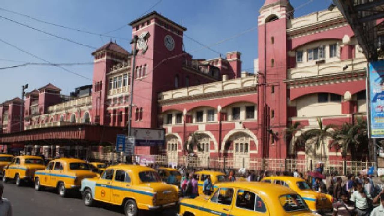 চলন্ত ট্রেনে উঠতে গিয়ে পা পিছলে বিপত্তি, আরপিএফ জওয়ানদের তৎপরতায় রক্ষা যুবকের চলন্ত ট্রেনে উঠতে গিয়ে পা পিছলে বিপত্তি, আরপিএফ জওয়ানদের তৎপরতায় রক্ষা যুবকের