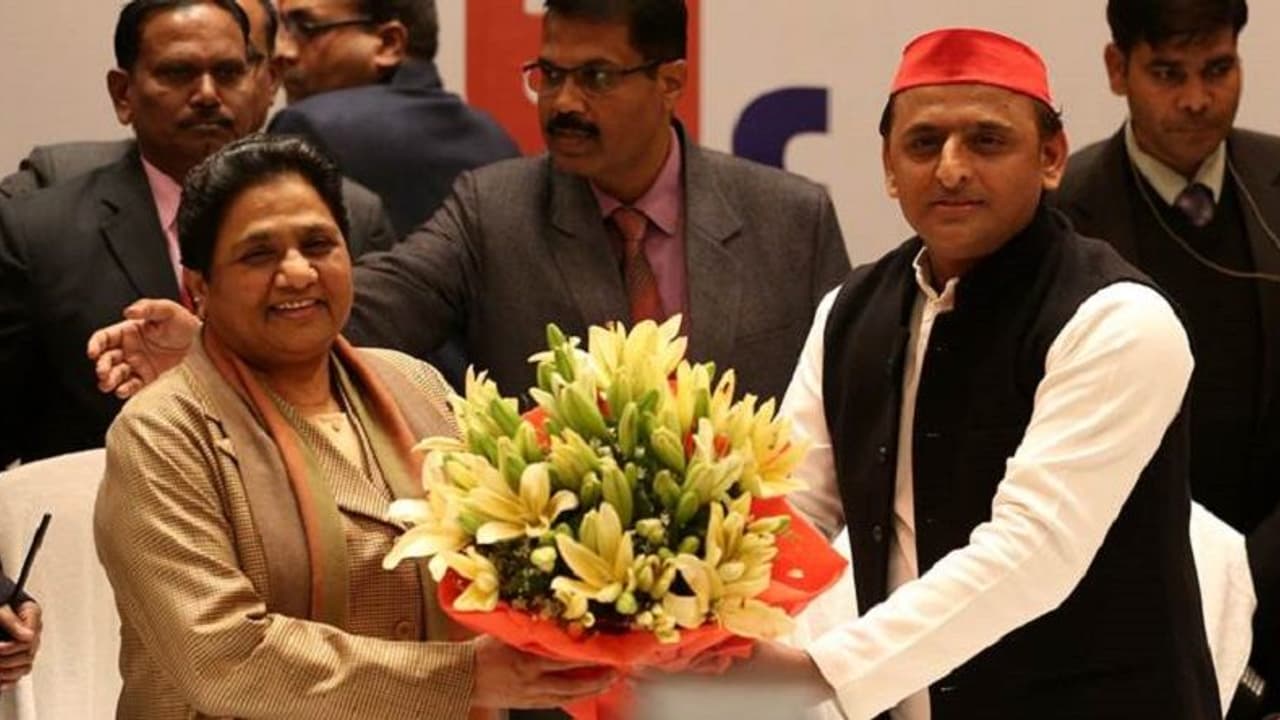 एक्जिट पोल के नतीजों के बाद  घबरायी मायावती से मिलने पहुंचे अखिलेश, दी ये सलाह