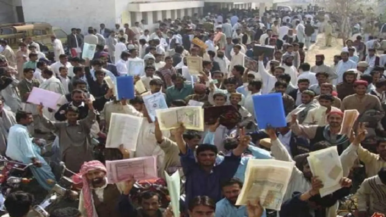 महंगाई के बाद अब पाकिस्तान पर मंडराया बेरोजगारी का खतरा, जानें कितने लाख लोग होंगे बेरोजगार