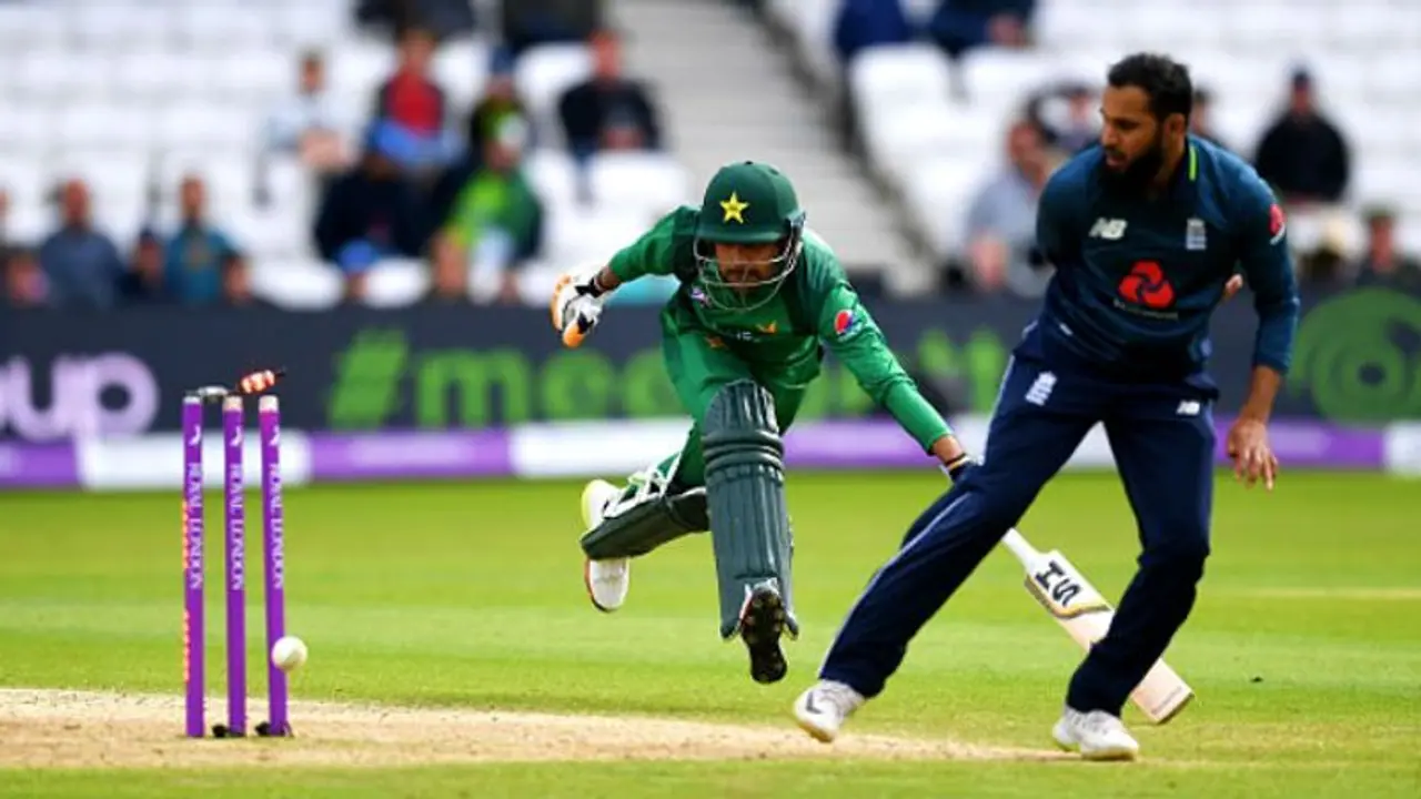 ধোনির মতো রান আউটের চেষ্টা ইংরেজ বোলারের! কতটা সফল হলেন, দেখুন ভিডিও