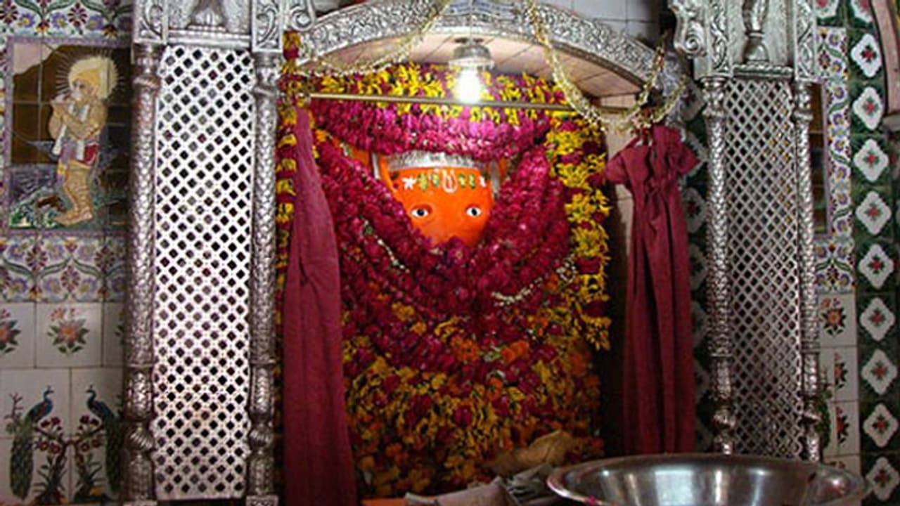 ರೂಪ ಬದಲಿಸಿದ ಆಂಜನೇಯ, ವಿಸ್ಮಯಕಾರಿ ಮಂದಿರದ ಹಿಂದಿದೆ ರೋಚಕ ಕತೆ ರೂಪ ಬದಲಿಸಿದ ಆಂಜನೇಯ, ವಿಸ್ಮಯಕಾರಿ ಮಂದಿರದ ಹಿಂದಿದೆ ರೋಚಕ ಕತೆ