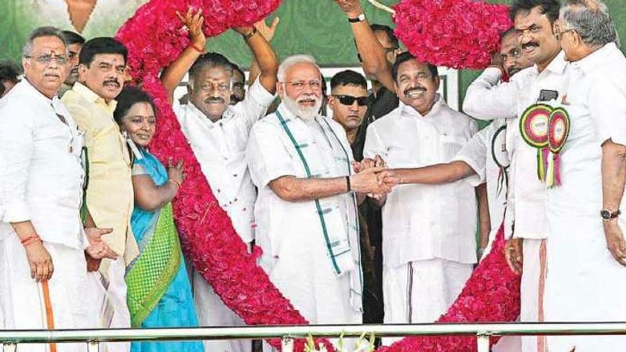 എക്സിറ്റ് പോളുകളെ ബിജെപി ശരിവയ്ക്കുമ്പോള് സഖ്യകക്ഷിയായ അണ്ണാ ഡിഎംകെ തള്ളികളയുന്നു എക്സിറ്റ് പോളുകളെ ബിജെപി ശരിവയ്ക്കുമ്പോള് സഖ്യകക്ഷിയായ അണ്ണാ ഡിഎംകെ തള്ളികളയുന്നു