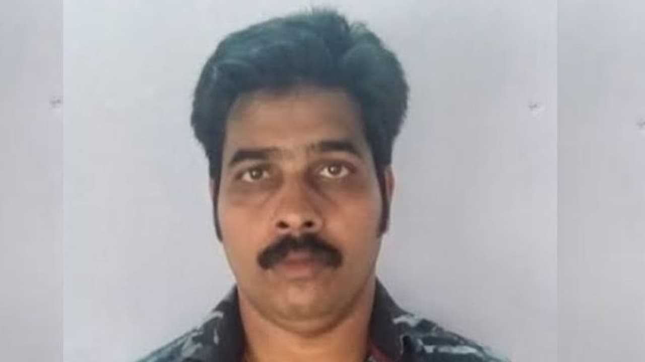 പി എസ് സി കോച്ചിംഗ് സെന്ററിലെ ബാത്ത്റൂമിൽ ഒളി ക്യാമറ; അധ്യാപകൻ അറസ്റ്റിൽ പി എസ് സി കോച്ചിംഗ് സെന്ററിലെ ബാത്ത്റൂമിൽ ഒളി ക്യാമറ; അധ്യാപകൻ അറസ്റ്റിൽ